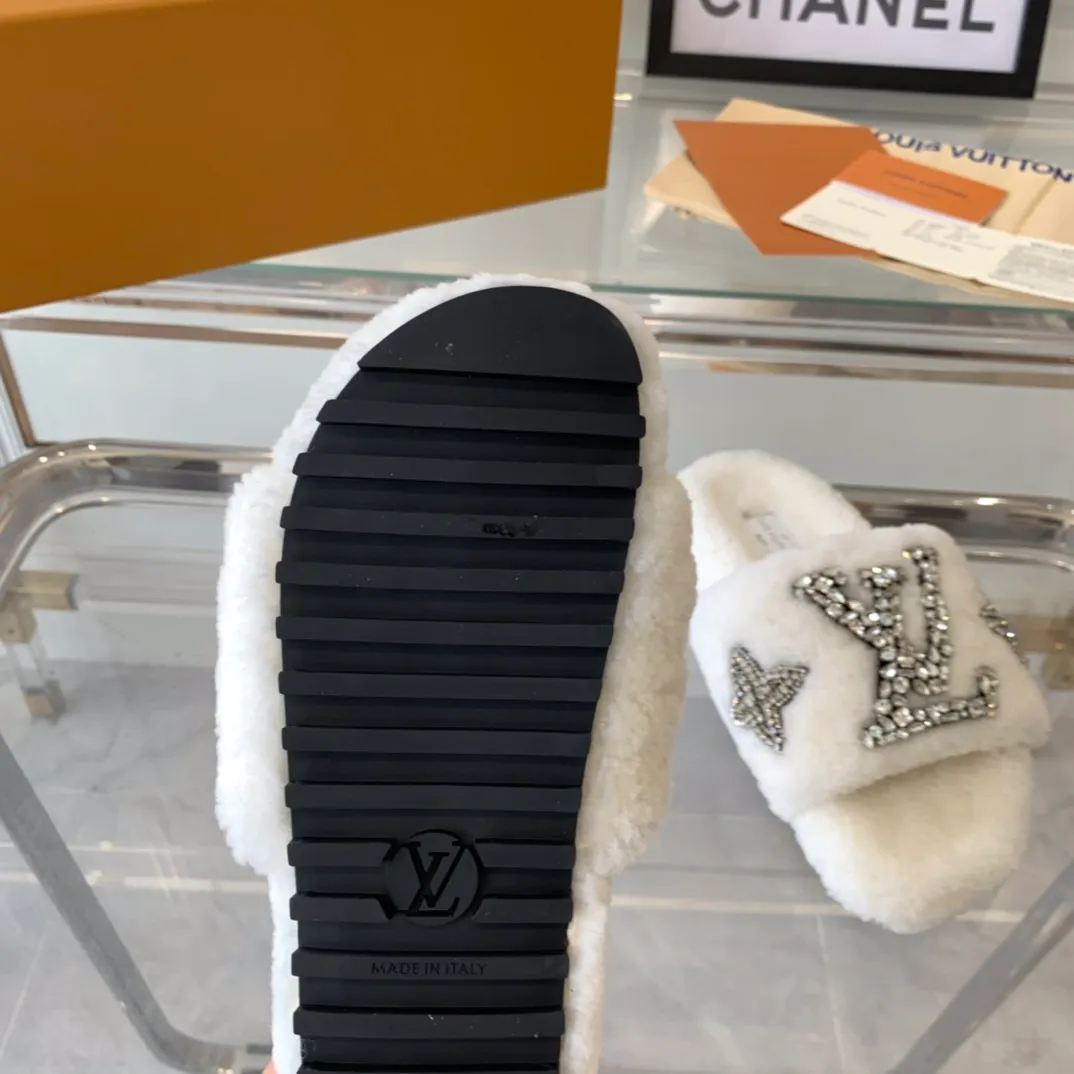 👟👟Ex-factory price 440👟👟 Women's shoes, women's clothing, LV new furry slippers, top version, made of fur and lambswool, pure crystal hand-stitched, fashionable, low-key luxury, a must-have item for fairies, original molded non-slip rubber outsole Size: 35-40